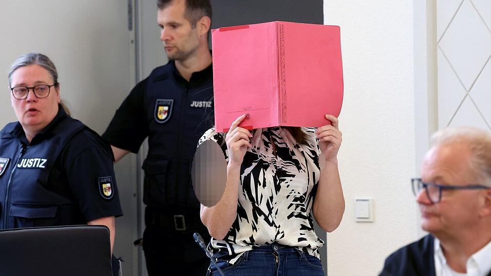 Die Angeklagte schweigt in dem Mordprozess. Die Angeklagte schweigt in dem Mordprozess.