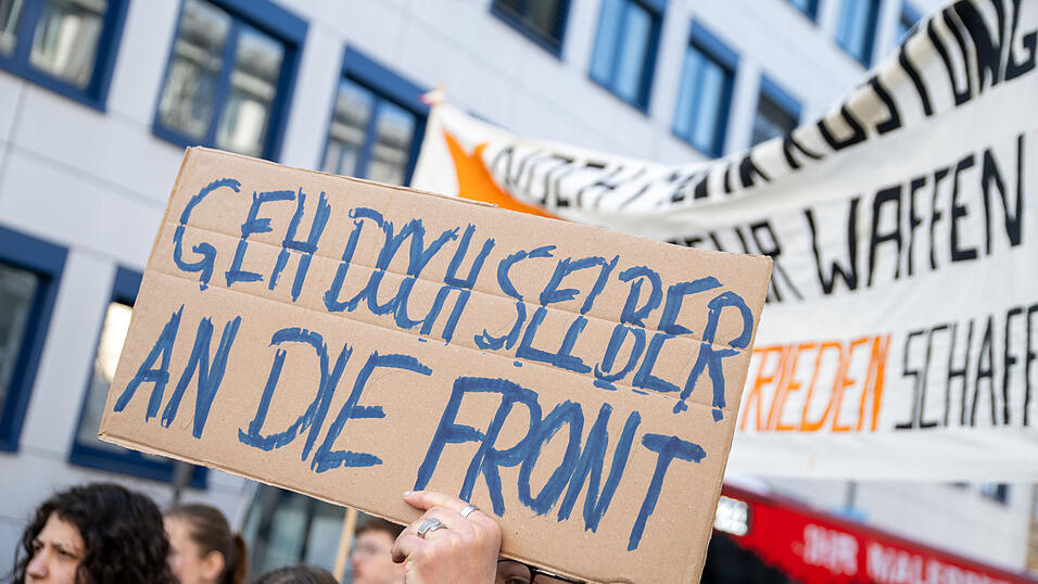 Schüler wollen am Freitag erneut gegen die Einführung der Wehrpflicht demonstrieren. (Symbolbild) Schüler wollen am Freitag erneut gegen die Einführung der Wehrpflicht demonstrieren. (Symbolbild)
