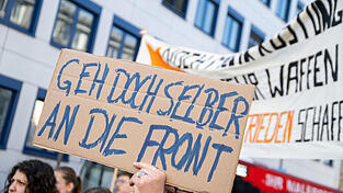 Schüler wollen am Freitag erneut gegen die Einführung der Wehrpflicht demonstrieren. (Symbolbild) Schüler wollen am Freitag erneut gegen die Einführung der Wehrpflicht demonstrieren. (Symbolbild)