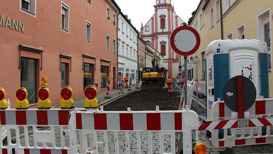 Die Straßenarbeiten in der Zollergasse schreiten zügig voran - aber die Durchfahrt ist nicht möglich. Die Straßenarbeiten in der Zollergasse schreiten zügig voran - aber die Durchfahrt ist nicht möglich.