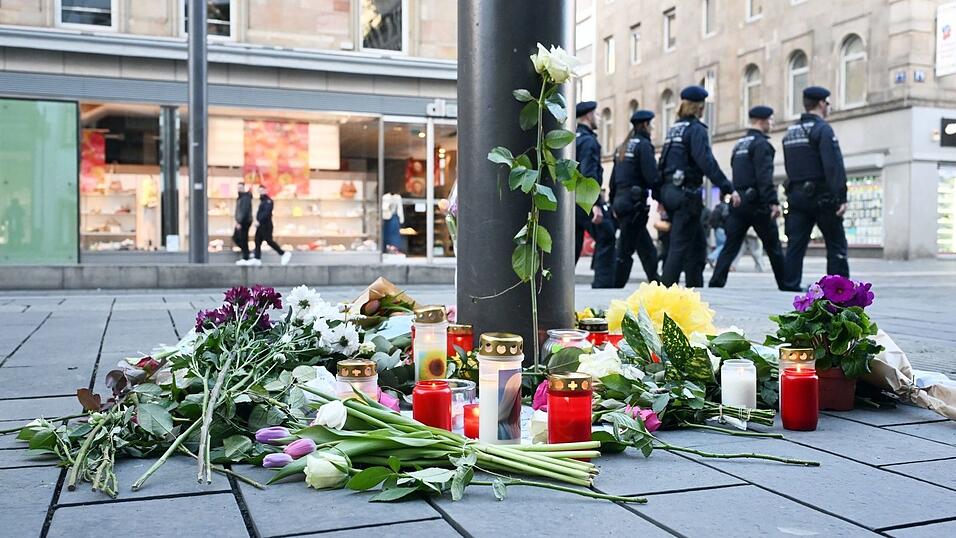 Bisher lagen Blumen an mehreren Stellen - nun richtet die Stadt Mannheim einen zentralen Gedenkort ein. (Archivbild)