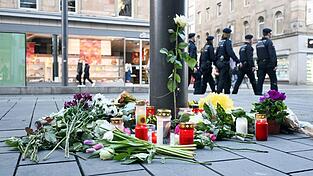 Bisher lagen Blumen an mehreren Stellen - nun richtet die Stadt Mannheim einen zentralen Gedenkort ein. (Archivbild)