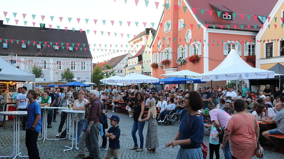 Groß war dank besten Wetters der Zuspruch beim Auftakt zum Altstadtfest. Auf dem Marktplatz war kaum noch ein Plätzchen frei. Groß war dank besten Wetters der Zuspruch beim Auftakt zum Altstadtfest. Auf dem Marktplatz war kaum noch ein Plätzchen frei.