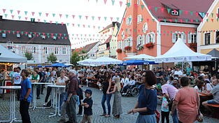 Groß war dank besten Wetters der Zuspruch beim Auftakt zum Altstadtfest. Auf dem Marktplatz war kaum noch ein Plätzchen frei.