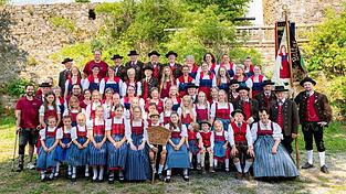 Die Vereinsmitglieder des Kollnburger Trachtenvereins im Jahre 2026 im Burghof.