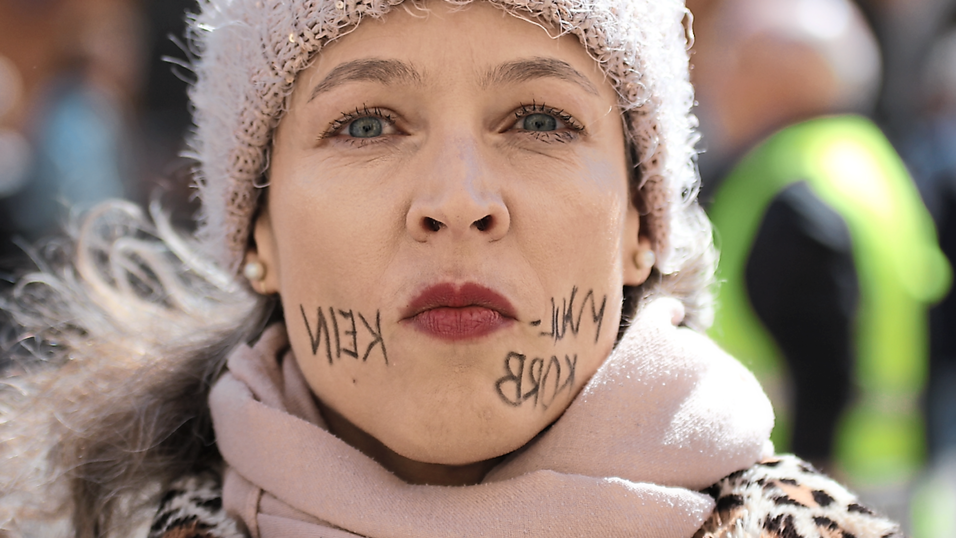 Bereits zu Beginn der Pandemie warnte Verena Brunschweiger vor der 'Gesundheitsdiktatur' und bezeichnete die Schutzmasken als 'Maulkorb'. Sie steht vor Gericht wegen mutmaßlicher Beamtenbeleidigung. Bereits zu Beginn der Pandemie warnte Verena Brunschweiger vor der 'Gesundheitsdiktatur' und bezeichnete die Schutzmasken als 'Maulkorb'. Sie steht vor Gericht wegen mutmaßlicher Beamtenbeleidigung.