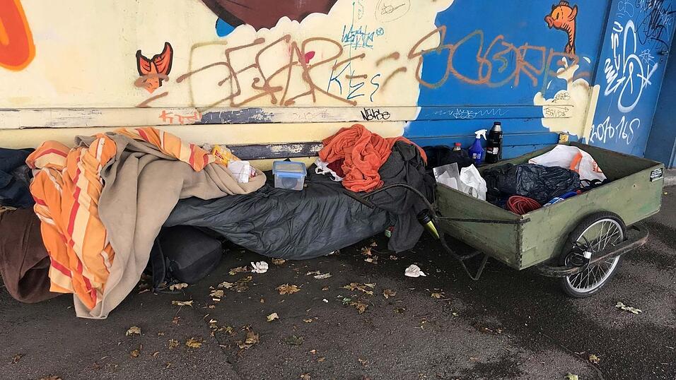 Die von den Studierenden der Hochschule Landshut erarbeitete Befragung soll Anregungen geben, wie Wohnungslosen in den untersuchten Gebieten adäquat geholfen werden kann. Die von den Studierenden der Hochschule Landshut erarbeitete Befragung soll Anregungen geben, wie Wohnungslosen in den untersuchten Gebieten adäquat geholfen werden kann.