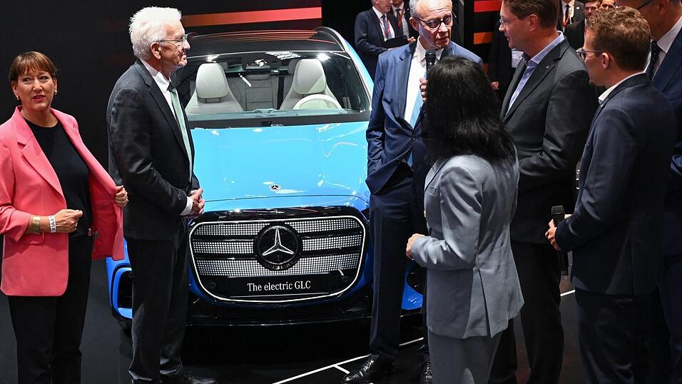 Bundeskanzler Friedrich Merz am Stand von Mercedes-Benz.