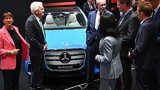 Bundeskanzler Friedrich Merz am Stand von Mercedes-Benz.