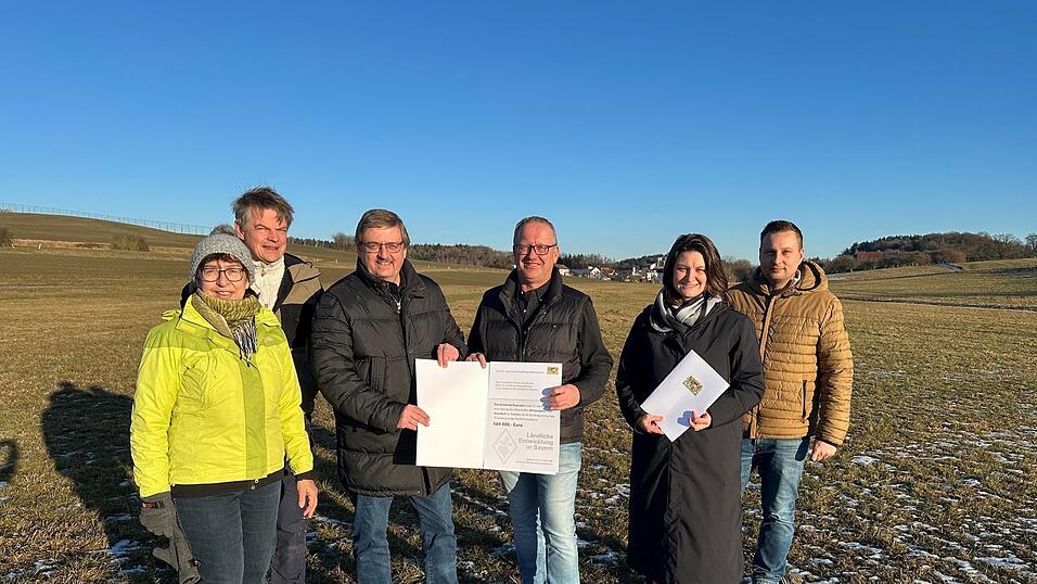 Bei der &Uuml;bergabe des F&ouml;rderbescheids: Gemeinder&auml;tin Marianne Haage, Felix Schmitt, der Fachplaner des boden:st&auml;ndig-Projekts, Amtsleiter Hans-Peter Schmucker, B&uuml;rgermeister Markus Hube, ALE-Projektleiterin Maria Stuhlfelner und der Bauamtsleiter VG Mainburg, Lorenz Stangl (v.l.).