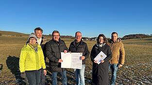 Bei der &Uuml;bergabe des F&ouml;rderbescheids: Gemeinder&auml;tin Marianne Haage, Felix Schmitt, der Fachplaner des boden:st&auml;ndig-Projekts, Amtsleiter Hans-Peter Schmucker, B&uuml;rgermeister Markus Hube, ALE-Projektleiterin Maria Stuhlfelner und der Bauamtsleiter VG Mainburg, Lorenz Stangl (v.l.).