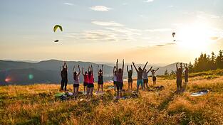 „Sundown Yoga“ im magischen Licht des Sonnenuntergangs auf der Osserwiese wurde durch die Gleitschirmflieger darüber ein einzigartiges Erlebnis. „Sundown Yoga“ im magischen Licht des Sonnenuntergangs auf der Osserwiese wurde durch die Gleitschirmflieger darüber ein einzigartiges Erlebnis.