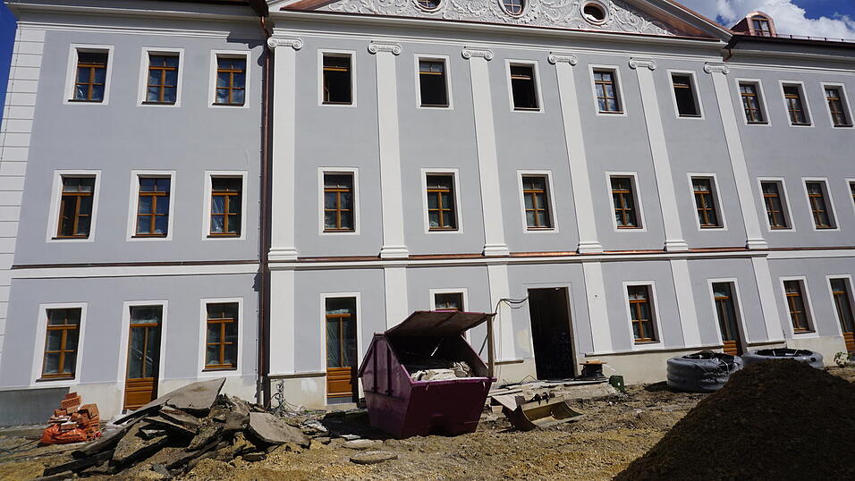 Die ehemalige Porzellanfabrik wird gerade umgebaut. Die ehemalige Porzellanfabrik wird gerade umgebaut.