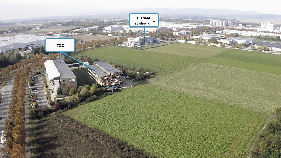 Das ist die Gegenwart: So sieht es derzeit im Hafen Straubing-Sand zwischen dem Technologie- und Gr&uuml;nderzentrum (TGZ, links) und dem Geb&auml;ude der Clariant AG (im Hintergrund) aus. Es gibt es noch viel Platz.
