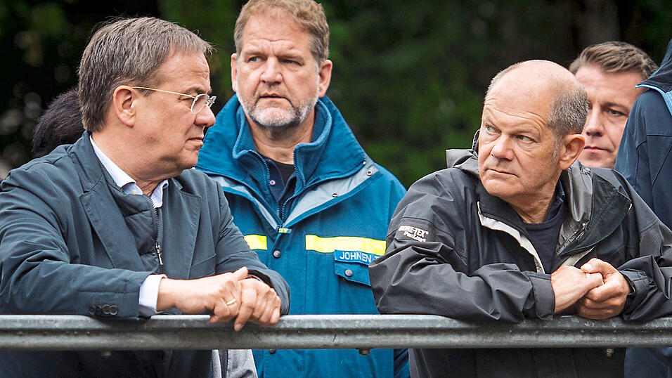 Der eine bleibt in der Krise in seiner eigenen Welt: Armin Laschet (l.). Der andere hat mittlerweile gute Chancen aufs Kanzleramt, aber eine Parteispitze, die nicht hinter ihm steht: Olaf Scholz. Der eine bleibt in der Krise in seiner eigenen Welt: Armin Laschet (l.). Der andere hat mittlerweile gute Chancen aufs Kanzleramt, aber eine Parteispitze, die nicht hinter ihm steht: Olaf Scholz.