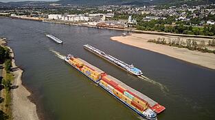 Das Niedrigwasser beeinträchtigt bundesweit zunehmend die Binnenschifffahrt. Das Niedrigwasser beeinträchtigt bundesweit zunehmend die Binnenschifffahrt.