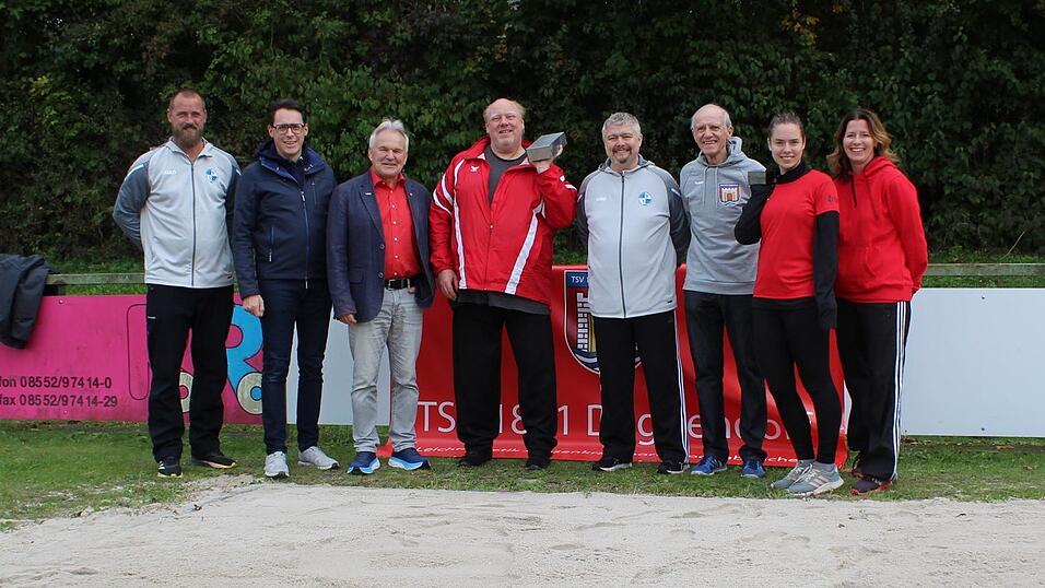 Verantwortliche und Athleten waren hochzufrieden mit der neuen Anlage (v.l.): Landestrainer Willy Atzenberger, OB Dr. Christian Moser, BLSV-Vorsitzender Otto Baumann, Weltmeister Christian Wimmer, Verbandspr&auml;sident Tobias Ro&szlig;ner, TSV-Vorsitzender J&uuml;rgen Schwanitz, Deutsche Meisterin Pia Stern und Europameisterin Steffi Kritzenberger.