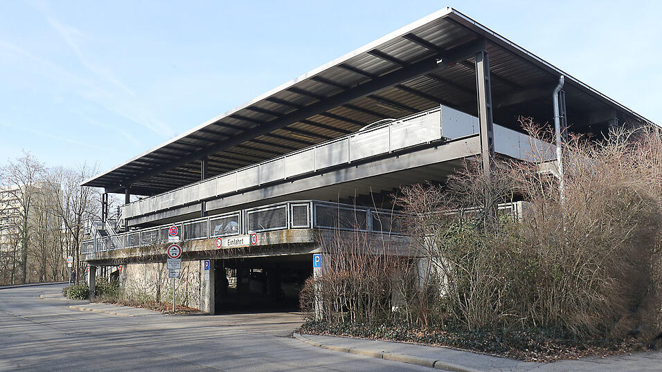 Das Parkdeck des Klinikums wurde 1987 gebaut und 1996 aufgestockt; der Bericht listet vielerlei Probleme wie Rissbildungen, Korrosion und Betonabplatzungen auf.