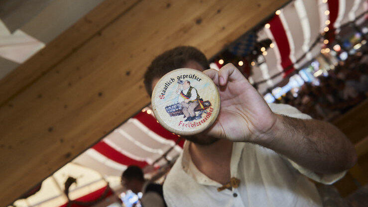 Die Partybilder vom Dienstag, 13. August 2024, aus dem Festzelt Lechner. Die Partybilder vom Dienstag, 13. August 2024, aus dem Festzelt Lechner.