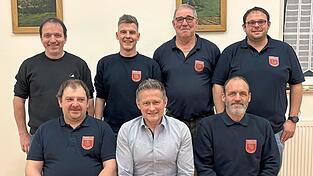 Die neue F&uuml;hrungsmannschaft der Feuerwehr P&ouml;tzmes: Martin Steffel (sitzend, Mitte) hei&szlig;t der neue Vorsitzende.