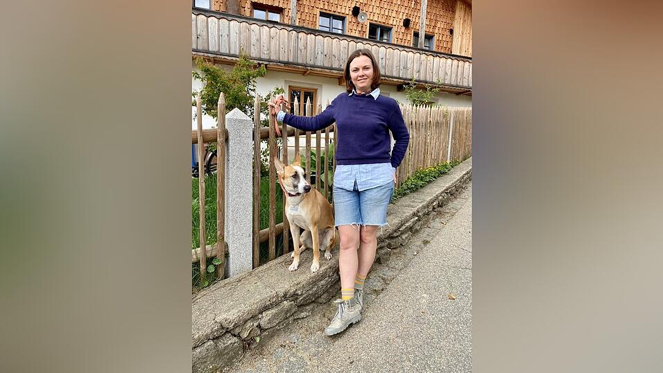 Alina Matochkina mit ihrer H&uuml;ndin Fortis vor dem Schie&szlig;l-Haus in Kollnburg. Hier kann sie ihrer Kreativit&auml;t freien Lauf lassen. Fotos: Theresa Schmid