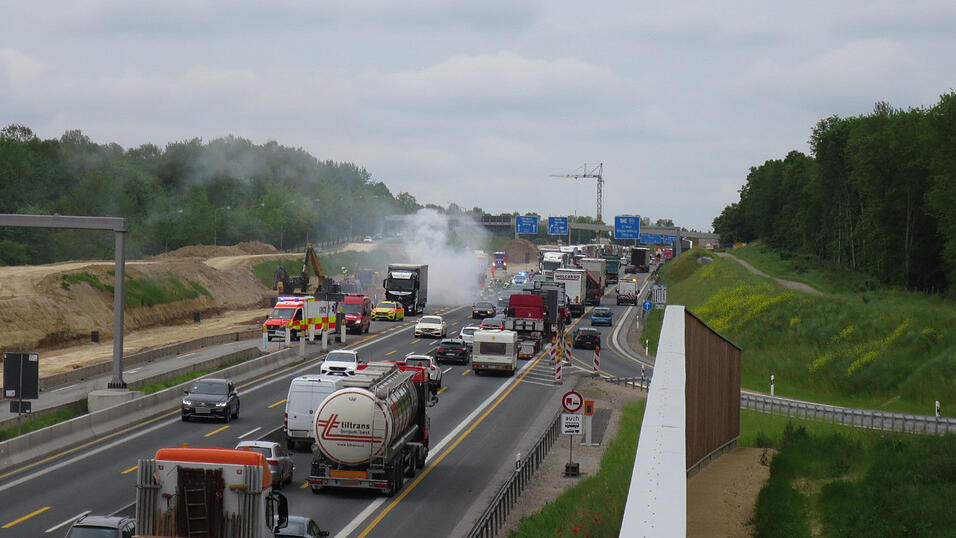 Ein qualmendes Auto sorgt auf der A3 bei Regensburg für Verkehrsbehinderungen.
