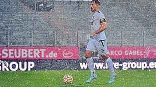 Die DJK Vilzing mit Felix Weber tat die lange Regenpause in Würzburg nicht gut. Nach Wiederbeginn kassierten die Gäste die Treffer.