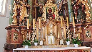 Das Bildnis der „Schwarzen Madonna“ über dem Tabernakel des Hochaltars von St. Salvator.