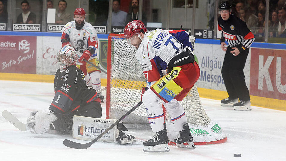 Nachdem er am Freitag noch mit dem DSC im Memmingen um den Titel gek&auml;mpft hat, ist nun klar, dass&nbsp;Jaroslav Hafenrichter (vorne, in wei&szlig;) in der neuen Saison nicht mehr f&uuml;r die Deggendorfer auflaufen wird.