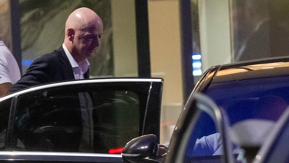 Infantino verlässt das Stadion. Infantino verlässt das Stadion.