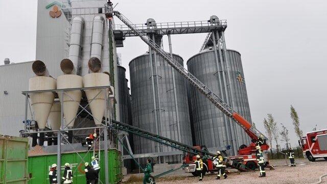Glutnester in der Maistrocknungsanlage haben die Feuerwehr stundenlang beschäftigt.