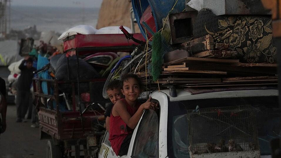 Es sind nur etwa 30 Kilometer von der Stadt Gaza bis in die südliche sogenannte humanitäre Zone. Aber für Hunderttausende, die mitten im Krieg über eine chronisch verstopfte Küstenstraße vor israelischen Bomben zu fliehen versuchen, ist es eine qualvolle Fahrt ins Ungewisse.