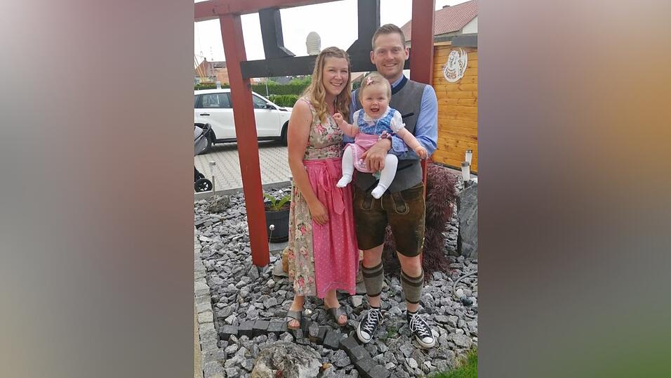 Das sind Julia, Hanna und Benny Brandt. Das Foto entstand auf dem Weg zur Taufe ihrer Nichte. Das sind Julia, Hanna und Benny Brandt. Das Foto entstand auf dem Weg zur Taufe ihrer Nichte.