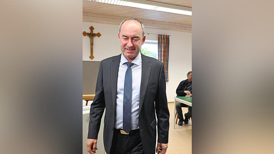 Hubert Aiwanger verlässt nach seiner Stimmabgabe sein Heimat-Wahllokal in Rottenburg.