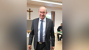 Hubert Aiwanger verlässt nach seiner Stimmabgabe sein Heimat-Wahllokal in Rottenburg.