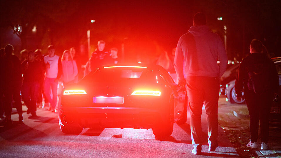 In Freising haben sich am Samstagabend knapp 1.500 Menschen für ein spontanes 'Autoposer'-Treffen zusammengefunden. Dabei kam es auch zu unschönen Szenen. (Symbolbild) In Freising haben sich am Samstagabend knapp 1.500 Menschen für ein spontanes 'Autoposer'-Treffen zusammengefunden. Dabei kam es auch zu unschönen Szenen. (Symbolbild)