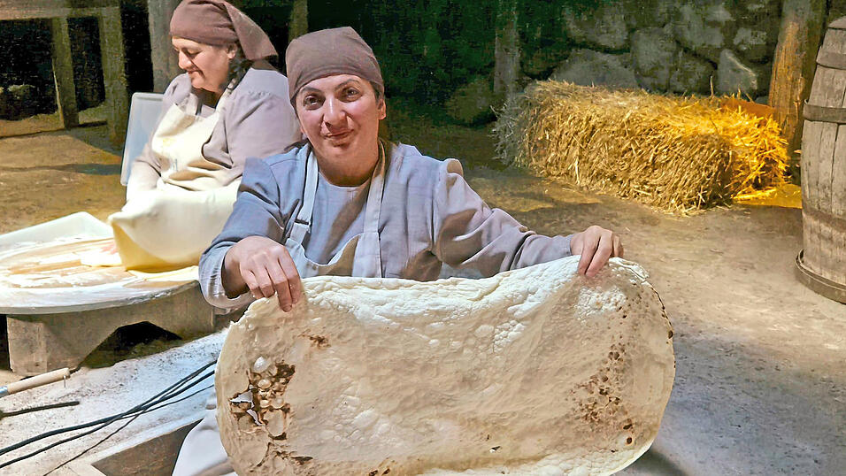 Lavash nennt man in Armenien ein Fladenbrot, das aus Mehl, Salz und Wasser hergestellt wird. Seit 2014 gehört die Speise zum immateriellen Weltkulturerbe. Lavash nennt man in Armenien ein Fladenbrot, das aus Mehl, Salz und Wasser hergestellt wird. Seit 2014 gehört die Speise zum immateriellen Weltkulturerbe.