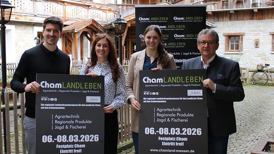 Jim-Patrick M&uuml;ller und Maxi Schillitz von der Eventagentur Provi und Sarah Baumgartner und Andreas Brunner vom Verein Landgenuss Bayerwald (von links) hoffen auf viele Aussteller bei der Chamlandleben.