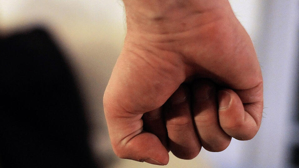 Laut eigenen Angaben wurde der 77-Jährige von zwei Unbekannten mit der flachen Hand und der Faust geschlagen. Laut eigenen Angaben wurde der 77-Jährige von zwei Unbekannten mit der flachen Hand und der Faust geschlagen.