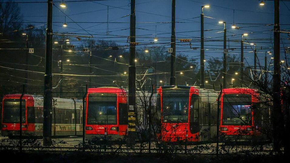 Stehen statt fahren - Straßenbahnen am Samstagmorgen in einem Depot in Bremen. Stehen statt fahren - Straßenbahnen am Samstagmorgen in einem Depot in Bremen.