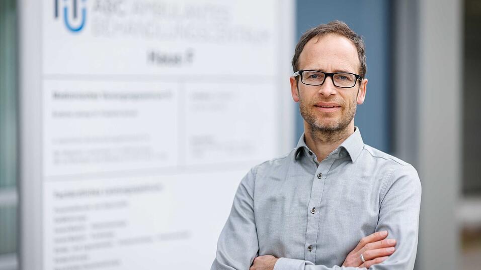 Der Psychologe Philipp Martzog betreut am Klinikum N&uuml;rnberg junge Menschen mit Mediensucht.