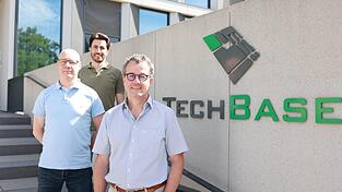Johannes Weitzel (von vorne), Kresmir Vanjek und Ihab Hariz sehen in der Regensburger Techbase eine gute Möglichkeit für das Unternehmen Max Bögl, sich für die Zukunft aufzustellen - etwa, wenn es um den CO2-Ausstoß von Zement oder Möglichkeiten mit künstlicher Intelligenz geht. Johannes Weitzel (von vorne), Kresmir Vanjek und Ihab Hariz sehen in der Regensburger Techbase eine gute Möglichkeit für das Unternehmen Max Bögl, sich für die Zukunft aufzustellen - etwa, wenn es um den CO2-Ausstoß von Zement oder Möglichkeiten mit künstlicher Intelligenz geht.
