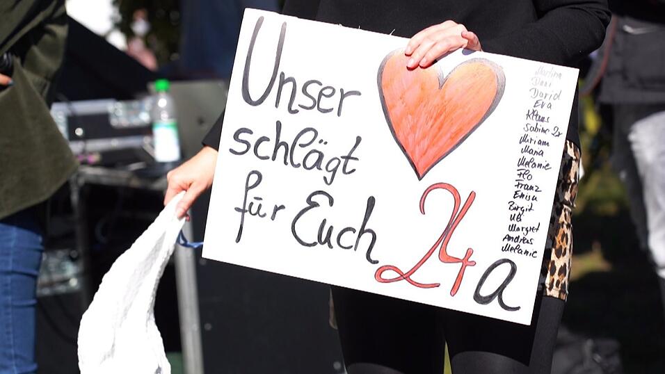 Fans beim Kurzauftritt der 'Dichtis'.