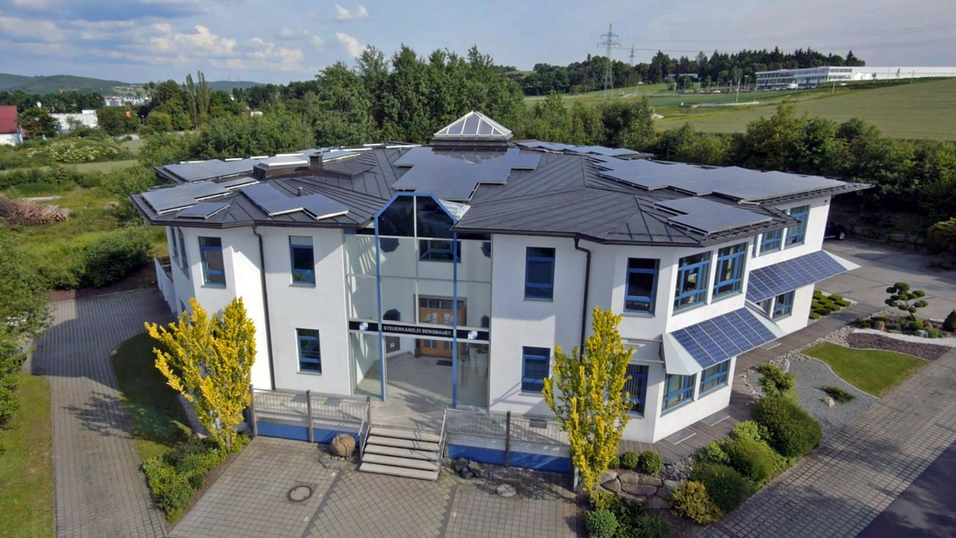 Die nachhaltige Bauweise des Bürogebäudes aus Holz, mit Erdwärme-Heizung und Strom aus Sonnenenergie hat dazu beigetragen, dass die Chamer Steuerkanzlei Bergbauer den zweiten Platz beim bundesweiten Sustainable Impact Award erreicht hat. Die nachhaltige Bauweise des Bürogebäudes aus Holz, mit Erdwärme-Heizung und Strom aus Sonnenenergie hat dazu beigetragen, dass die Chamer Steuerkanzlei Bergbauer den zweiten Platz beim bundesweiten Sustainable Impact Award erreicht hat.