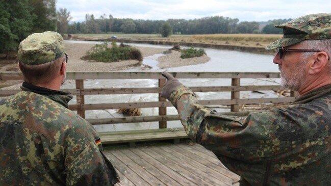 Stabsfeldwebel Ernst V. und Oberstabsfeldwebel Andreas S. besprechen, wie die Pioniermaschinenkompanie das Flussbett bei Nowy Swietów wiederherstellen kann. Stabsfeldwebel Ernst V. und Oberstabsfeldwebel Andreas S. besprechen, wie die Pioniermaschinenkompanie das Flussbett bei Nowy Swietów wiederherstellen kann.