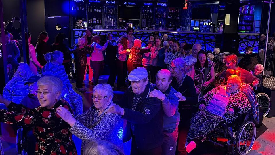 Mit viel Vorfreude haben sie darauf gewartet: Nun tummeln sich die Bewohner von vier französischen Altenheimen auf der Tanzfläche eines Nachtclubs. Mit viel Vorfreude haben sie darauf gewartet: Nun tummeln sich die Bewohner von vier französischen Altenheimen auf der Tanzfläche eines Nachtclubs.