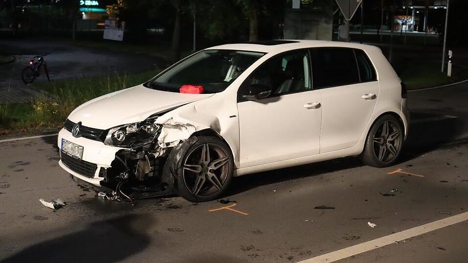 Bei einem Unfall in Plattling erlitten zwei Jugendliche schwere Verletzungen.
