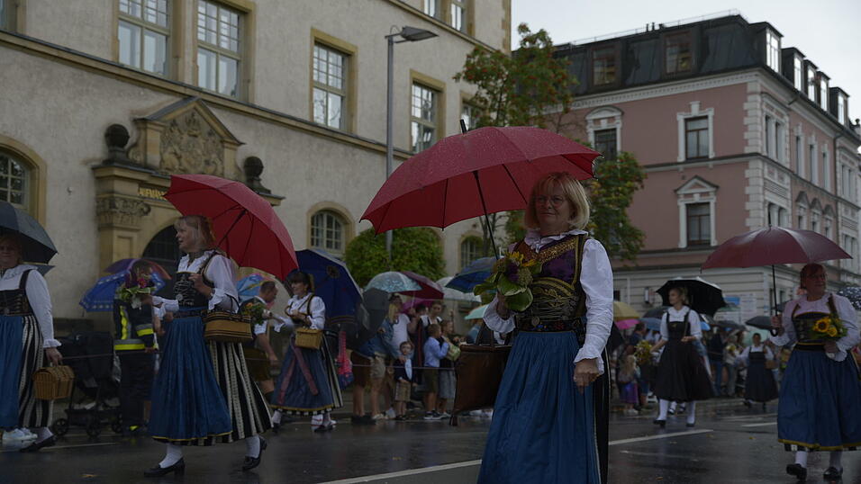 Zahlreiche Musik- und Trachtengruppen zogen nach dreij&auml;hriger Pause am Freitagabend zum Festplatz Am Hagen.&nbsp;