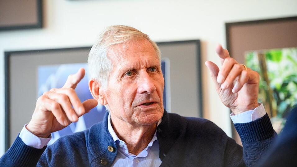 Ulrich Wickert, Journalist und Autor, ist ein ausgewiesener Kenner der deutsch-französische Freundschaft und kann aus seiner langjährigen Berufserfahrung schöpfen, die er jetzt in einen neuem Buch veröffentlicht hat. Ulrich Wickert, Journalist und Autor, ist ein ausgewiesener Kenner der deutsch-französische Freundschaft und kann aus seiner langjährigen Berufserfahrung schöpfen, die er jetzt in einen neuem Buch veröffentlicht hat.