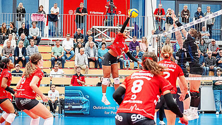 Gutes Auge, wuchtiger Abschluss: Raben-Außenangreiferin Jeannette Huskic schmettert den Ball - aufmerksam beobachtet von ihren Teamkolleginnen (v.li.) Crystal Burk, Annie Hatch, Julia Brandhubrer und Pia Fernau - am TVW-Doppelblock vorbei und erzielt einen ihrer 17 Punkte.